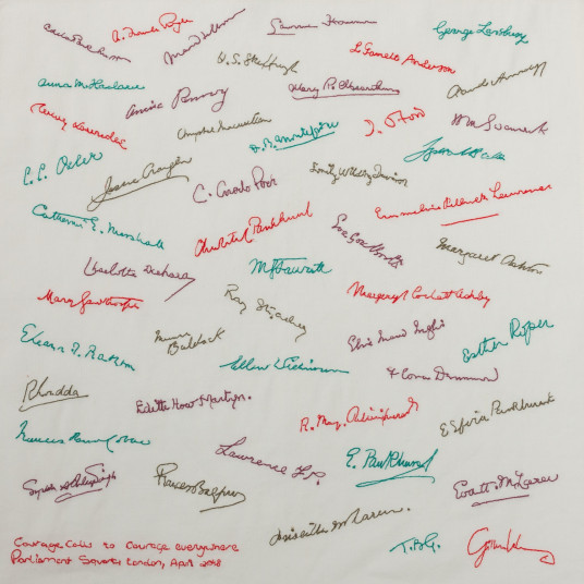 Besticktes Tuch der Künstlerin Gillian Wearing