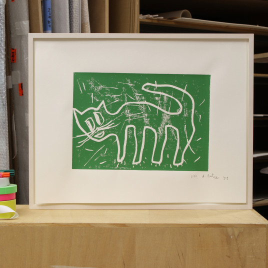 Mit Absicht hat der Künstler die Drucke leicht schief auf dem Büttenpapier positioniert