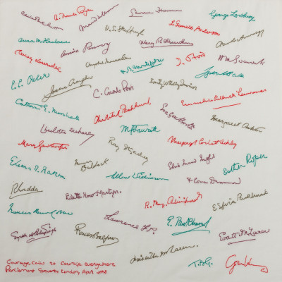 Besticktes Tuch der Künstlerin Gillian Wearing